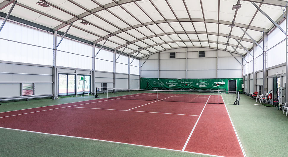 Construcción de una cancha de tenis o un salón de tenis