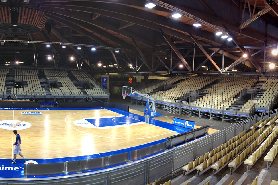Extension de tribunes dans un club de Basket-Ball