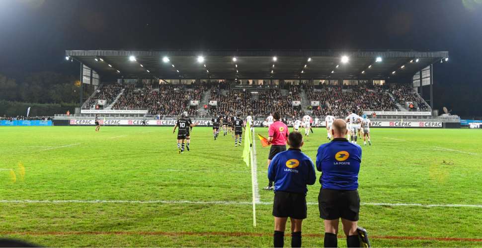 Construction de tribunes au sein d'un stade de rugby